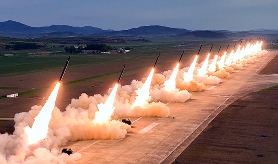 지난달 30일 북한이 평양 순안 일대에서 동해상으로 600㎜ 구경 방사포를 발사하며 ‘위력시위사격’을 진행했다. 연합뉴스