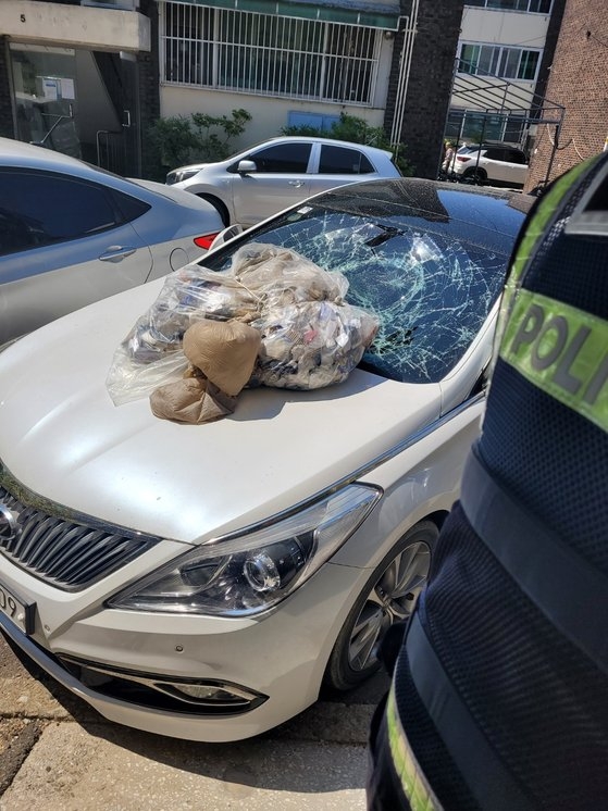  2일 오전 10시 22분쯤 경기도 안산시 단원구의 한 빌라 주차장에, 북한에서 날아온 것으로 추정되는 오물 풍선이 떨어졌다. 풍선이 떨어진 차량의 앞유리창가 파손됐다. 경기남부경찰청