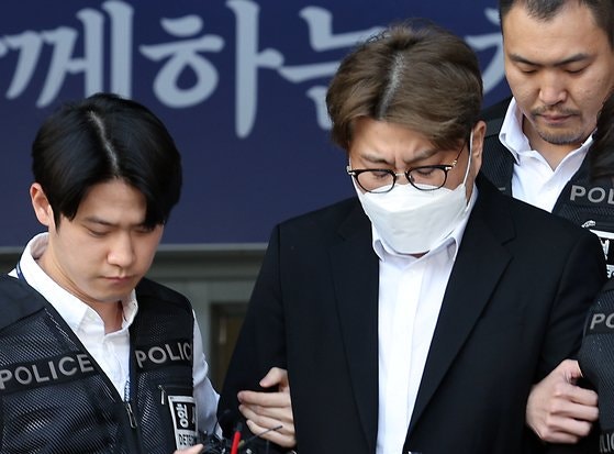 '정문 귀가' 6시간 버틴 <b>김호중</b>…<b>경찰</b> "인권침해? 동의 어렵다"