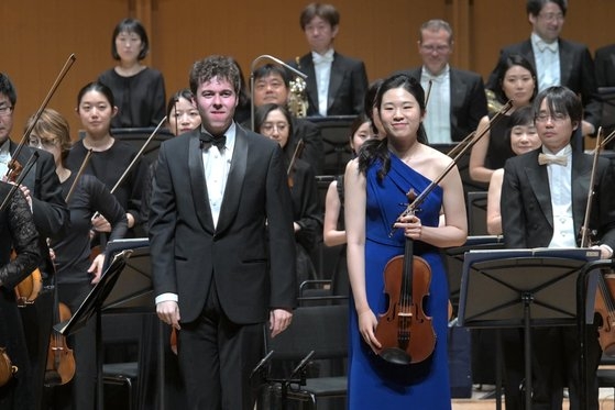 비올리스트 박하양이 지난달 31일 오사카에서 열린 비올라 스페이스 연주회에서 인사를 하고 있다. 박하양 제공