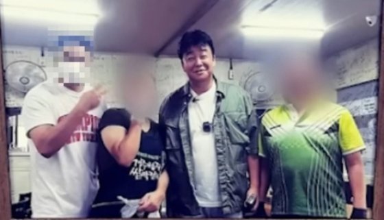요리연구가 겸 사업가 백종원이 방문한 밀양 여중생 집단 성폭행 사건의 가해자가 일하고 있던 식당. 유튜브 캡처