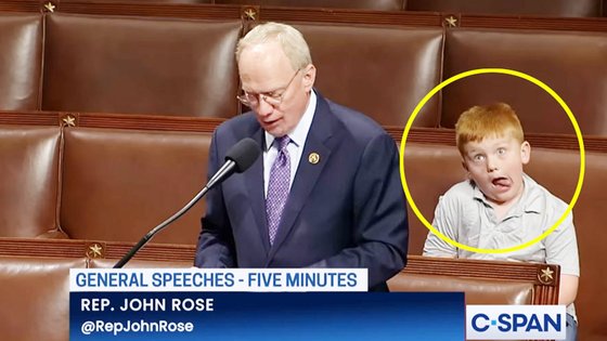 연설하는 존 로스 미국 하원의원 뒤에서 장난 치는 그의 아들 가이. 시스팬 유튜브 캡처