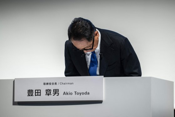 도요타 아키오 토요타자동차 회장이 3일 도쿄에서 열린 기자회견에서 고개를 숙이고 있다. 사진 AFP 연합뉴스