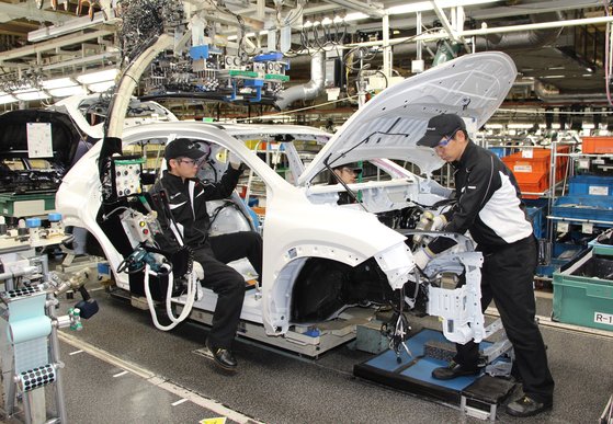 일본 도요타 기타큐슈 미야타 공장에선 근로자들이 다른 완성차 조립공장 근로자보다 편리한 자세로 차체에 부품을 장착할 수 있다. 이동현 기자 