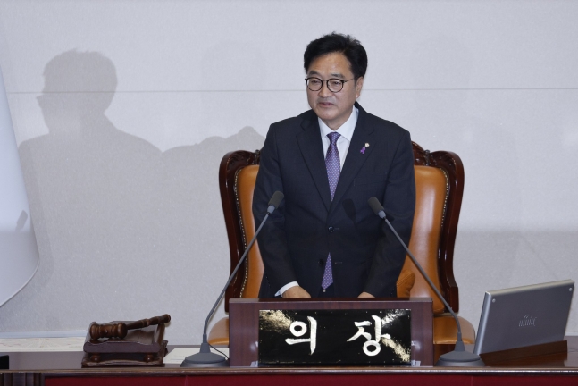 국회의장에 선출된 우원식 더불어민주당 의원이 5일 오후 서울 여의도 국회 본회의장에서 인사말을 하고 있다. 뉴스1