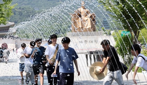 <b>서울</b> 31도, <b>현충일</b> 한여름 더위…주말 전국엔 비 쏟아진다