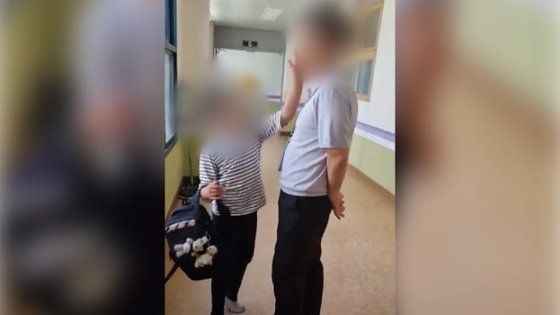 전주의 한 초등학교 3학년 학생이 지난 3일 무단 조퇴를 제지하는 교감의 뺨을 때리고 있다. 사진 전북교사노동조합