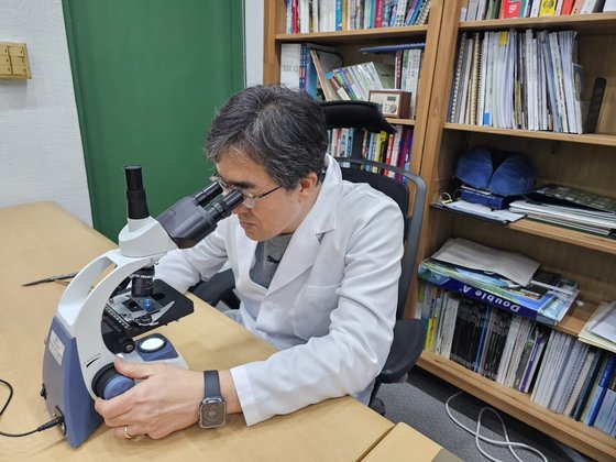 나무의사 이승언씨가 광학현미경을 통해 나무 이파리에 병균이 없는지 살펴보고 있다. 나운채·이수민 기자