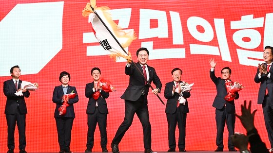 2023년 3월 8일 당시 국민의힘 당 대표로 선출된 김기현 의원이 경기 고양시 킨텍스에서 열린 제3차 전당대회에서 당기를 흔들고 있다. 전민규 기자