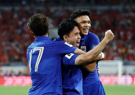 7일(한국시간) 아시아 2차 예선 C조 중국전에서 선제골을 넣은 뒤 기뻐하는 태국 선수들. 로이터=연합뉴스 