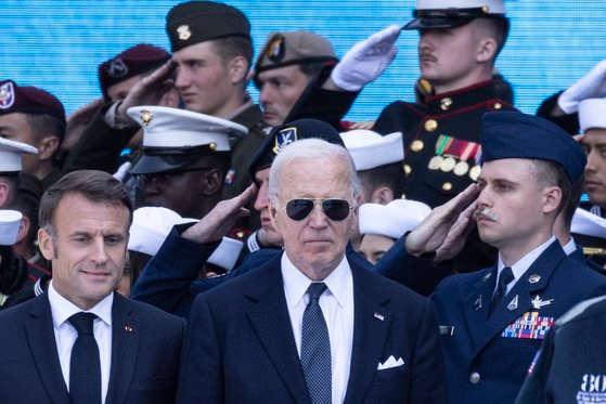 조 바이든 미국 대통령과 에마뉘엘 마크롱 프랑스 대통령이 6일 프랑스에서 열린 노르망디 상륙작전 80주년 기념식에 참석한 모습. EPA=연합뉴스