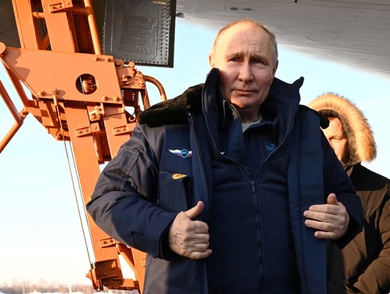 블라디미르 푸틴 러시아 대통령이 지난 2월 22일 러시아 카잔에서 현대화된 Tu-160M 핵 탑재 전략 폭격기를 타고 비행한 뒤 착륙한 모습. 푸틴 대통령은 핵무기 사용 가능성을 지속적으로 경고하고 있다. 연합뉴스