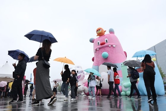 지난달 26일 오후 비가 내리는 서울 광화문광장에서 시민들이 우산을 쓴 채 걸어가고 있다. 연합뉴스