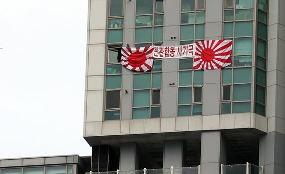 현충일인 지난 6일 부산 수영구 한 43층짜리 주상복합건물 고층 창문에 일본 군국주의의 상징인 욱일기가 내걸린 모습. 뉴시스