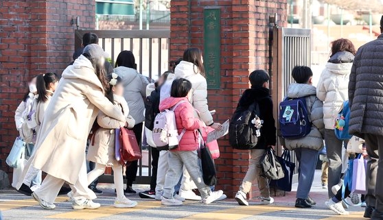 지난 3월 서울 시내 한 초등학교에서 개학을 맞이한 학생들이 등교하고 있다. 뉴스1