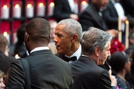 버락 오바마 전 미국 대통령(가운데)이 지난달 23일 미국 워싱턴 DC 백악관에서 열린 케냐 대통령 국빈 만찬에 깜짝 참석해 토니 블링컨 미국 국무장관과 인사하고 있다. EPA=연합뉴스
