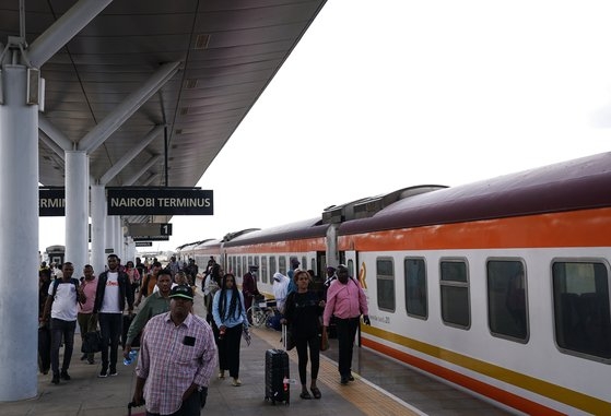 케냐인들이 지난해 9월 케냐 수도 나이로비역에 도착한 기차에서 내리고 있다. 케냐의 SGR(표준궤도철도)는 중국의 자본과 기술로 건설됐다. 약 5년 동안 약 45억 달러(약 6조2000억원)가 투입됐다. 이후 몸바사
