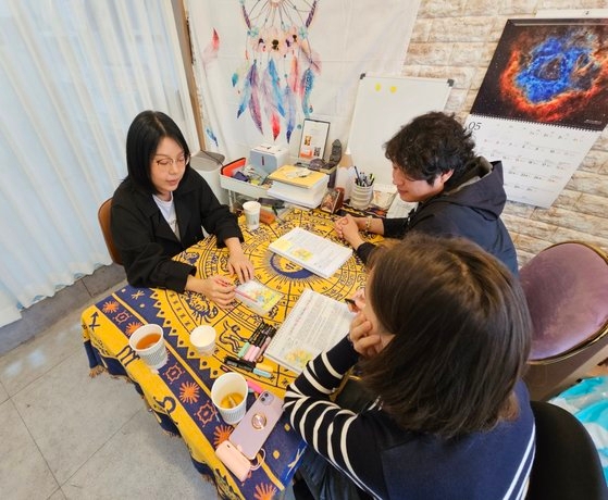 서울 광진구의 한 타로 카페에서 2030 젊은이들이 운세 보는 법을 배우고 있다. 신수민 기자