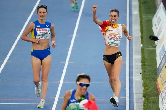스페인의 가르시아-카로(오른쪽)가 7일(현지시간) 이탈리아 로마에서 열린 2024 유럽육상선수권 여자 경보 20㎞ 결선에서 '동메달 획득'을 확신하고 세리머니를 펼치고 있다. 그는 올리아노브스카(왼쪽)에게 결승선을 