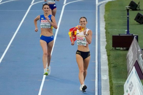 스페인의 가르시아-카로(오른쪽)가 7일(현지시간) 이탈리아 로마에서 열린 2024 유럽육상선수권 여자 경보 20㎞ 결선에서 마지막 스퍼트를 내고 있다. AP=연합뉴스
