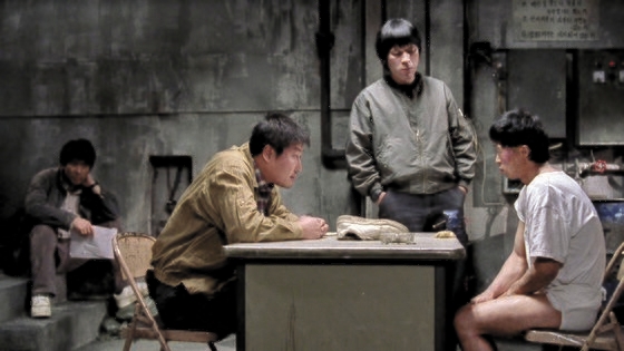 영화 ‘살인의 추억’에서 박두만(송강호 분)형사가 용의자를 신문하고 있는 장면. [중앙포토]
