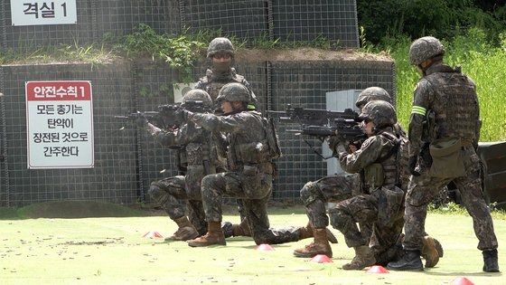 37사단 조우전 전투사격 훈련 중 소부대 전술훈련 종합사격에서 기동하기에 앞서 일제 사격으로 탄막을 만들고 있다. 영상캡처
