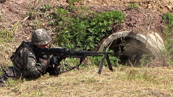 37사단 조우전 전투사격 훈련 중 소부대 전술훈련 종합사격에서 기동을 엄호하기 위해 사수가 기관총을 쏘고 있다. 영상캡처