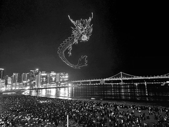 지난 1월 1일 부산 광안리해수욕장에서 드론 2000대가 그려낸 청룡 형상이 해변을 내려다보고 있다. 김민주 기자