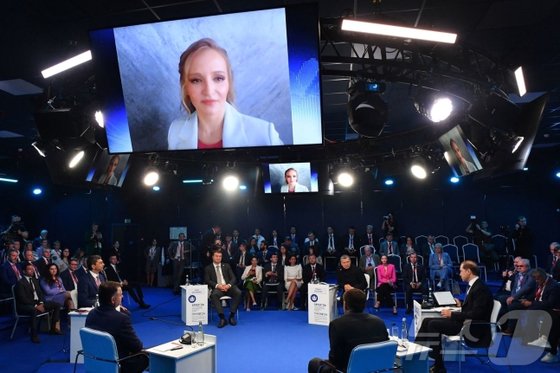 블라디미르 푸틴 러시아 대통령의 둘째 딸인 카타리나 티코노바가 6일(현지시간) 러시아 상트페테르부르크에서 열린 국제경제포럼(SPIEF)에 참석해 발언하고 있다. AFP=뉴스1 