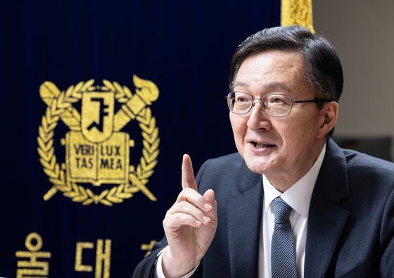 서울대 총장 "<b>휴진</b> 보류는 굴복 아닌 희생…현장 복귀해달라"