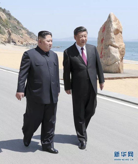 2018년 5월 8일 중국 다롄을 찾은 김정은 북한 국무위원장이 시진핑 중국 국가주석과 산보하며 이야기를 나누고 있다. [중국 신화망]
