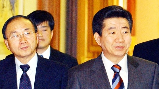노무현 정부 당시 김우식(왼쪽) 비서실장이 노 대통령과 함께 청와대 회의장에 들어서던 모습. 중앙포토