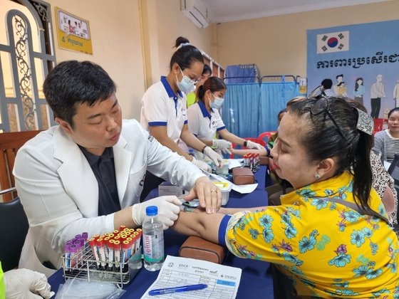 캄보디아 프놈펜 외곽의 한 보건소에서 한국건강관리협회 직원들이 주민들의 건강검진을 하고 있다. 코이카·한국건강관리협회·전북대가 공동으로 프로젝트를 진행하며 3000여명을 검진해 고위험군 600명을 집중 관리한다. 프