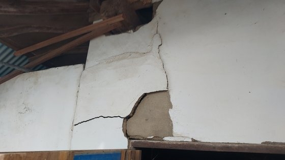 4.8 규모 지진이 발생한 12일 전북 부안군 보안면 한 창고 벽에 금이 가 있다. 사진 전북특별자치도소방본부