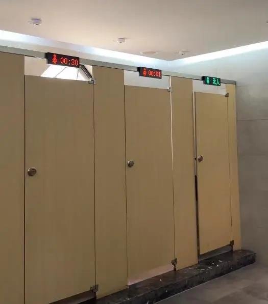 중국 관광명소 윈강석굴 내 여자 화장실 칸마다 타이머가 설치돼 있는 모습. 사진 웨이보 캡처