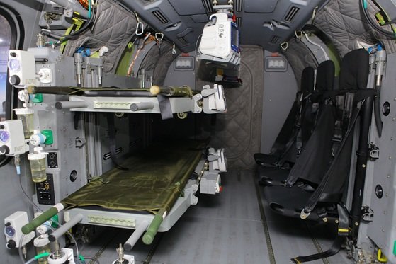 내부엔 응급처치 키트가 갖춰졌고 전문 의료진이 탑승한다. 그런데도 12사단 훈련병 사건 때 비행하지 못했다. [중앙포토]