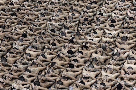 엘살바도르가 최근 2000명의 범죄자를 초대형 감옥으로 이송하는 작전을 펼쳤다. AFP=연합뉴스