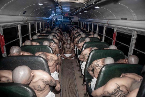 죄수들이 버스에 실려 이송되고 있다. AFP=연합뉴스