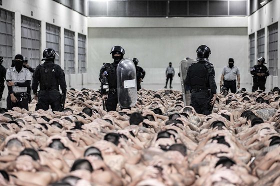 무장 경찰들이 수감자를 통제하고 있다. AFP=연합뉴스