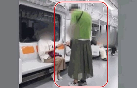 여장을 한 남성이 수도권 지하철 3호선 열차 안에서 여성 승객의 돈을 빼앗는 모습이 포착됐다. JTBC 캡처