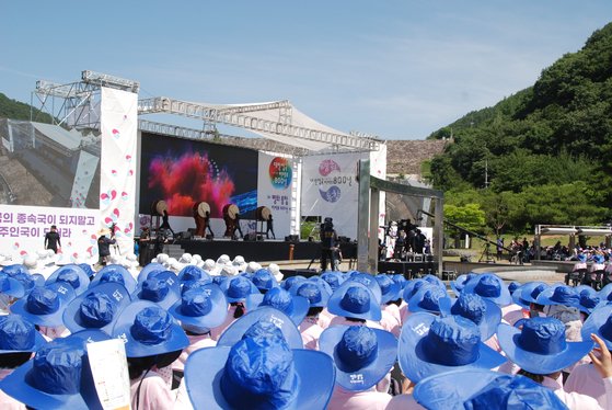 용성 스님의 손상좌인 도문 스님이 법상에 올라 법문을 하고 있다. 이날 만인대법회에는 정토회 회원을 비롯해 1만여 명이 모였다. 장수=백성호 기자