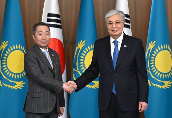 帕克·榮格(Park Jung -Won) - 杜桑集團(Doosan Group)(左)的董事長(左)訪問了哈薩克斯坦(Kazakhstan),在與總統卡西姆·馬特·託卡耶夫(Kasim Mart)託卡耶夫哈薩克斯坦(Kazakayev Hazakhstan)會面之前握手。杜桑