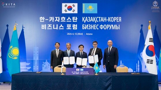 Doosan Enerblition和Samluk Energy在Han‧哈薩克斯坦商業論壇上簽署了諒解備忘錄。從左側,貿易,工業和貿易部長KEPCO,KEPCO KPS