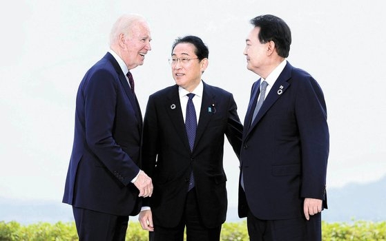 윤석열 대통령이 지난해 5월 21일 히로시마 G7 정상회의장인 그랜드프린스호텔에서 조 바이든 미국 대통령, 기시다 후미오 일본 총리와 한미일 정상회담을 하고 있다. 뉴시스