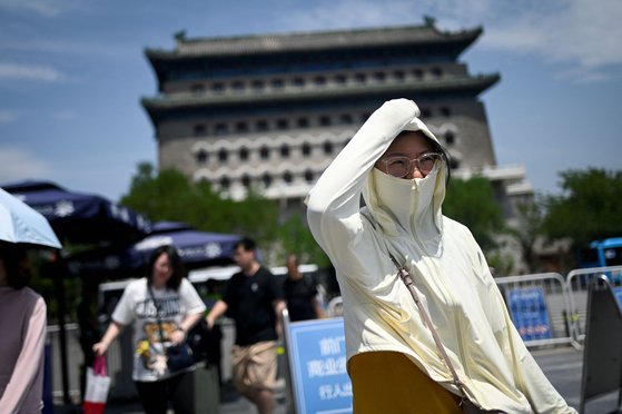 11일 베이징의 한 거리를 시민이 걷고있다. AFP=연합뉴스