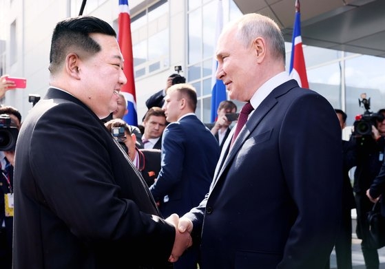 지난해 9월 러시아에서 정상회담을 하고 있는 블라디미르 푸틴 러시아 대통령(오른쪽)과 김정은 북한 국무위원장. AP=연합뉴스