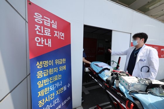 14일 서울대병원 응급진료센터로 의료진이 들어가고 있다. 연합뉴스