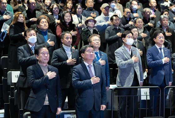 2023년 12월 14일 서울 종로구 노무현시민센터에서 열린 민주주의 4.0 연구원 창립 3주년 기념 토론회에서 참석자들이 국민의례를 하고 있다. 뉴스1