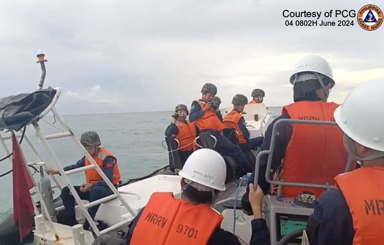 지난 7일(현지시간) 남중국해 해상에서 중국 해안경비대가 필리핀 해안경비대를 막고 있는 모습. AFP=연합뉴스 