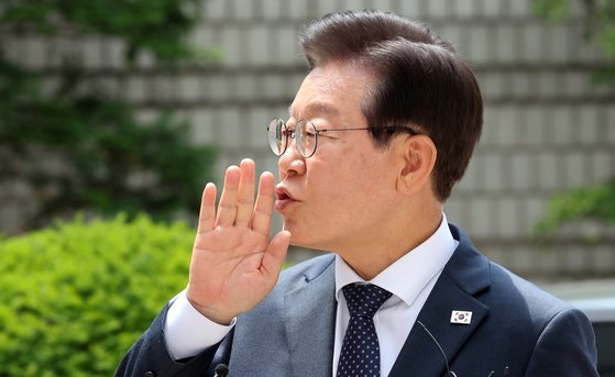 與 "<b>이재명</b> '언론은 검찰 <b>애완견</b>' 발언, 전형적 <b>범죄자</b> 모습"